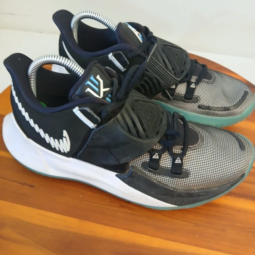 Nike Kyrie Low 3 Mens 8.5 Black White Basketball Shoes Sneakers CJ1286-001